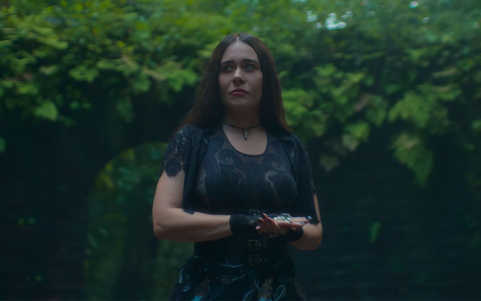 Alessandra Negrini em cena da segunda temporada de Cidade Invisível, sucesso da Netflix