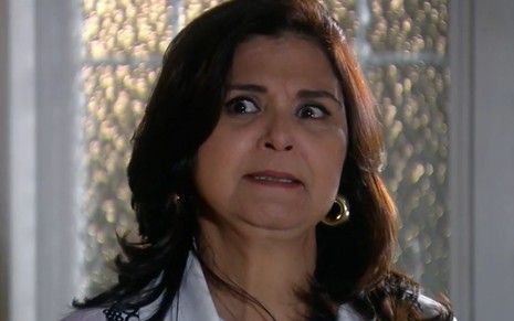 Elizangela com expressão séria em cena como Cilene na novela A Favorita
