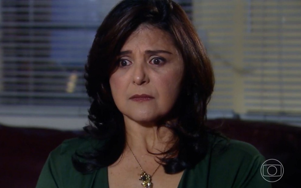Elizangela com expressão de desespero em cena como Cilene na novela A Favorita