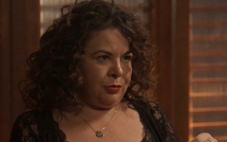 Suzy Lopes com expressão séria em cena como Cira na novela Mar do Sertão