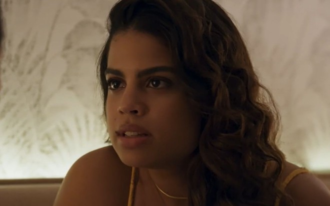 Clara Buarque com expressão séria em cena como Bia na novela Travessia