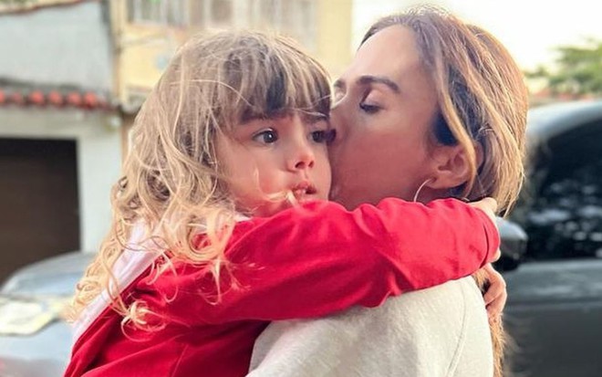 Tatá Werneck está com a filha, Clara Maria, no colo em foto do Instagram