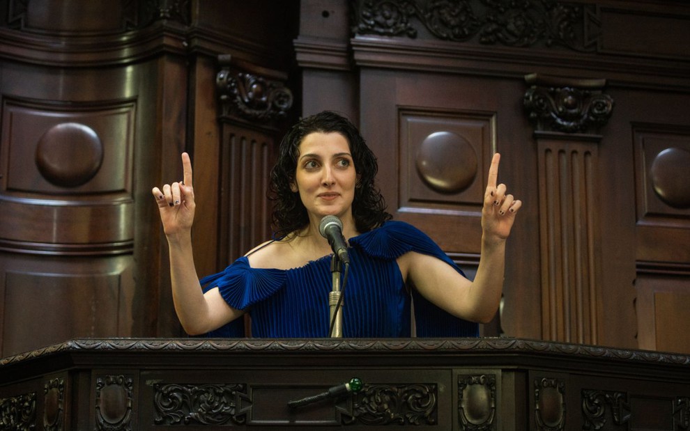Clarice Falcão interpretando Fefê Pessoa em Eleita