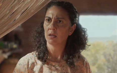 Clarissa Pinheiro com expressão de choque em cena como Tereza na novela Mar do Sertão