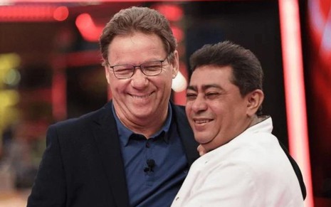Claude Troisgros e Batista sorridentes no Mestre do Sabor, da Globo
