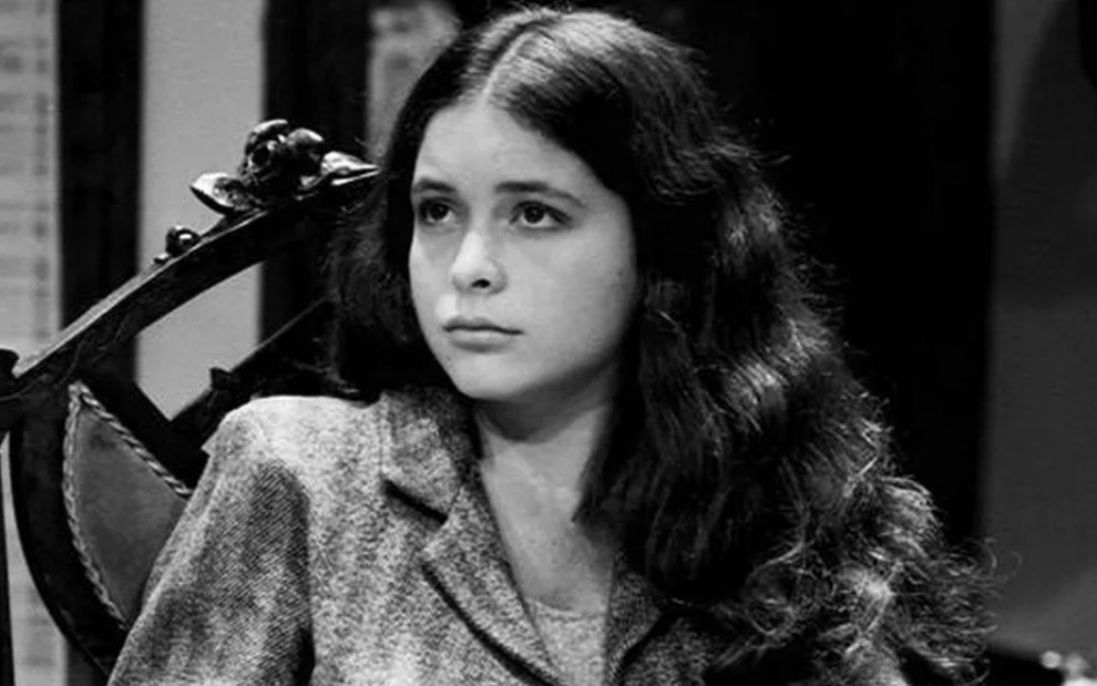 Cláudia Abreu em foto preto e branco em cena como Luzia na novela Hipertensão (1986)