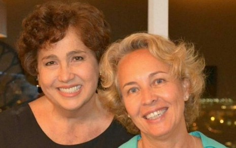 Cláudia Jimenez sorri em foto com Stella Torreão