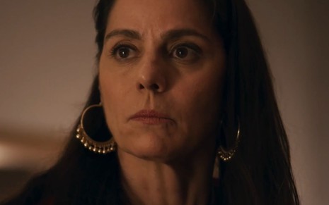 Claudia Mauro com expressão séria em cena como Pilar na novela Travessia