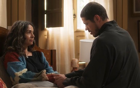 Dora (Claudia Ohana) segura as mãos de Lui (José Loreto) em cena da novela Vai na Fé