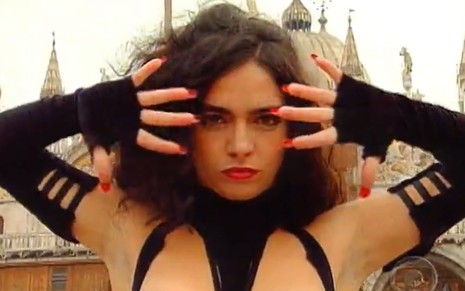 Claudia Ohana está com roupa sexy preta e faz carão durante coreografia na novela Vamp (1991)