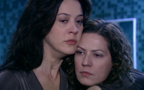 Donatela (Claudia Raia) está com o rosto colado no de Flora (Patricia Pillar) em cena da novela A Favorita