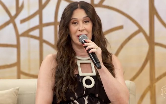Claudia Raia no Encontro desta quarta (7), com microfone na mão