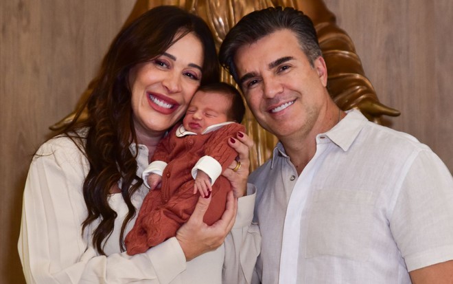 Claudia Raia e Jarbas Homem de Mello sorridentes com Luca no colo