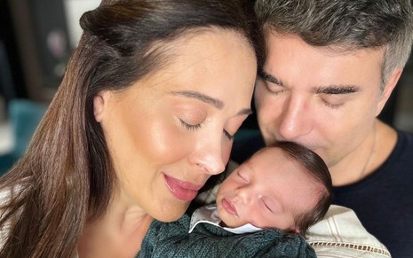 Foto de Claudia Raia abraçada com o filho caçula, Luca, e com o marido, Jarbas Homem de Melo
