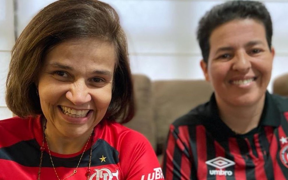 Imagem de Claudia Rodrigues (à esq.) e Adriane Bonato com camisa do Flamengo