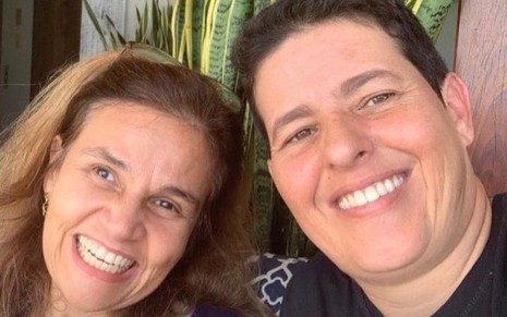 Claudia Rodrigues e Adriane Bonato estão abraçadas e sorridentes