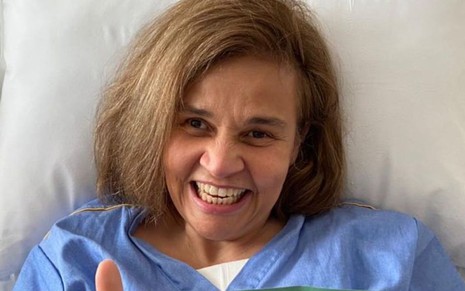 Imagem de Claudia Rodrigues em cama de hospital