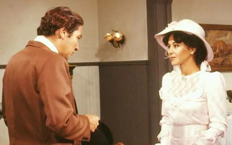 De costas, Cláudio Cavalcanti olha para Nívea Maria na novela Terras do Sem Fim (1981); os dois usam roupas de época