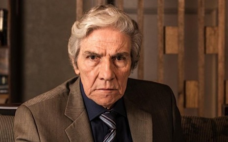 O ator Claudio Cavalcanti (1940-2013) com espressão séria, encara a câmera em foto de divulgação da série Sessão de Terapia