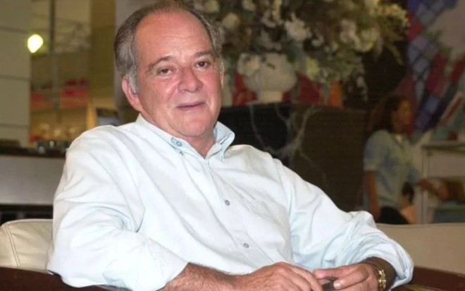 O ator Claudio Marzo com expressão séria, caracterizado como seu personagem em Mulheres Apaixonadas