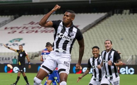 Imagem de Cléber comemorando gol durante jogo do Ceará