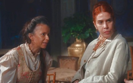 Clemência (Dani Barros) e Vitória (Maria Clara Gueiros) discutem em cena da novela Nos Tempos do Imperador