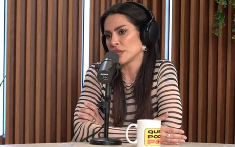 Cleo durante participação no podcast Quem Pode, Pod