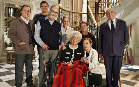Cleyde Yáconis está cercada por vários atores do elenco da novela Passione (2010)