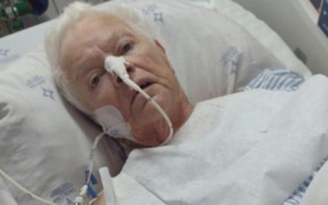 Imagem de Clotilde Rieck durante internação em hospital