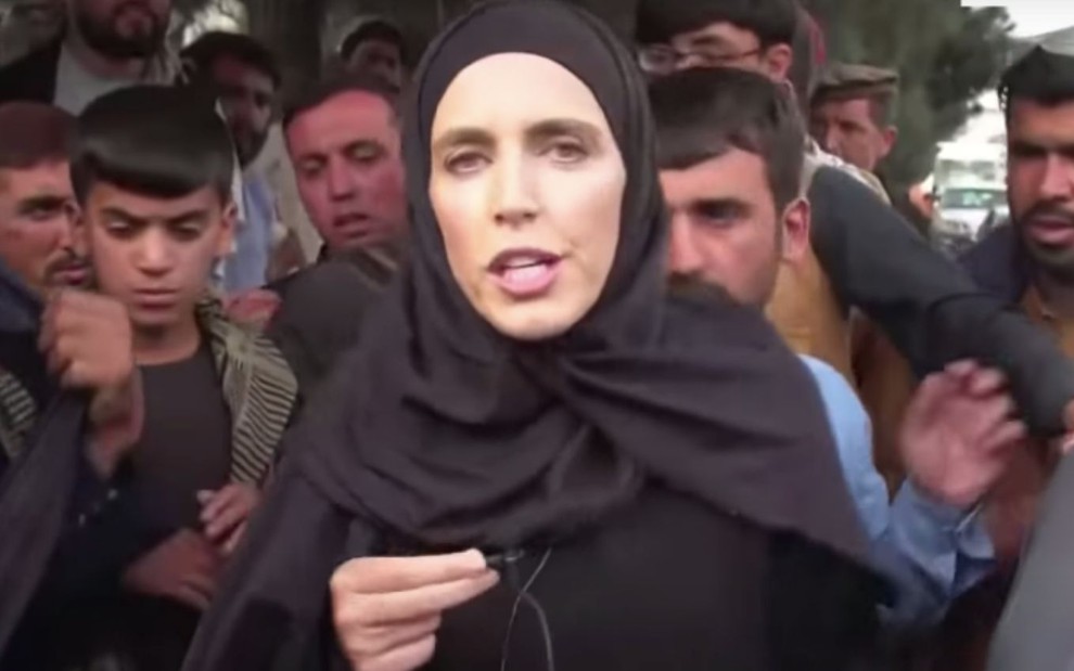 A repórter e correspondente internacional Clarissa Ward usa burca durante transmissão ao vivo para a CNN diretamente de Cabul, no Afeganistão