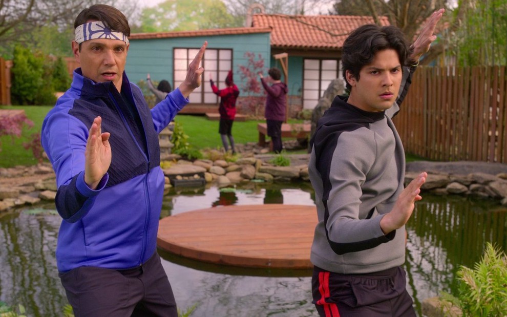 Ralph Macchio e Xolo Maridueña treinam em cena da quarta temporada de Cobra Kai