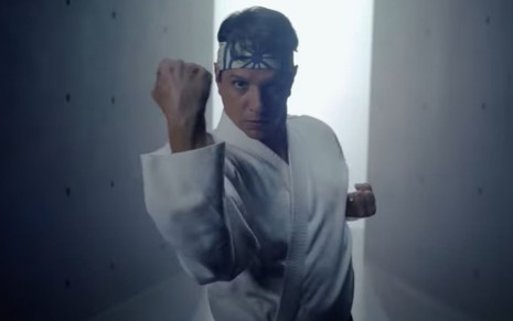 Ralph Macchio em cena do teaser da quarta temporada de Cobra Kai
