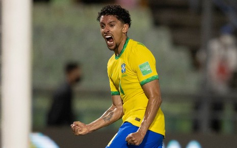 Com o uniforme verde e amarelo do Brasil, Marquinhos grita e corre para comemorar gol da seleção