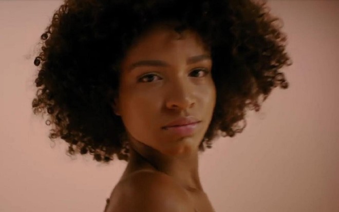 Melina Queiroz faz carão em comercial da marca Trucss