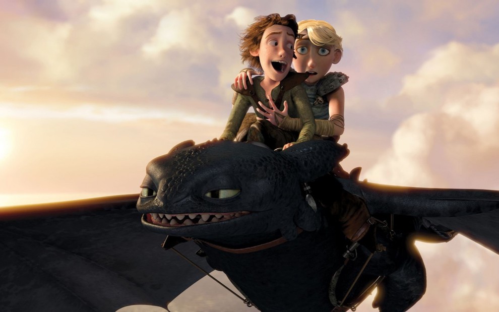 Soluço e Astrid em cima do dragão Banguela em cena de Como Treinar o seu Dragão