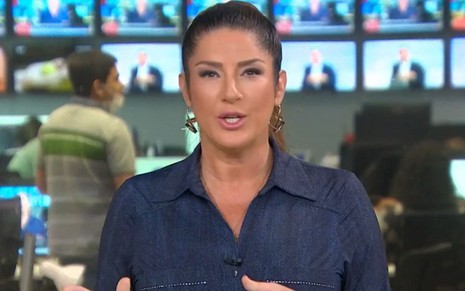 Imagem de Christiane Pelajo apresentando o Conexão GloboNews