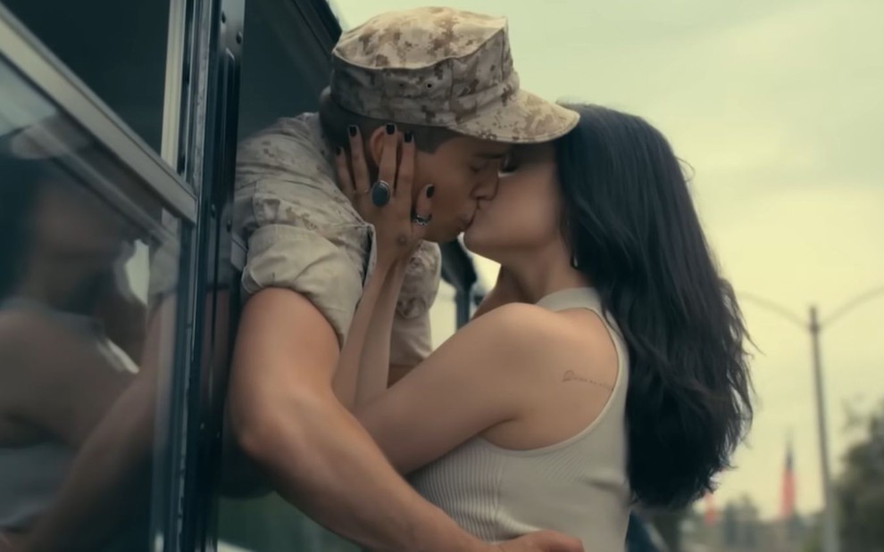 Imagem de beijo entre os atores Nicholas Galitzine e Sofia Carson no filme Continência ao Amor