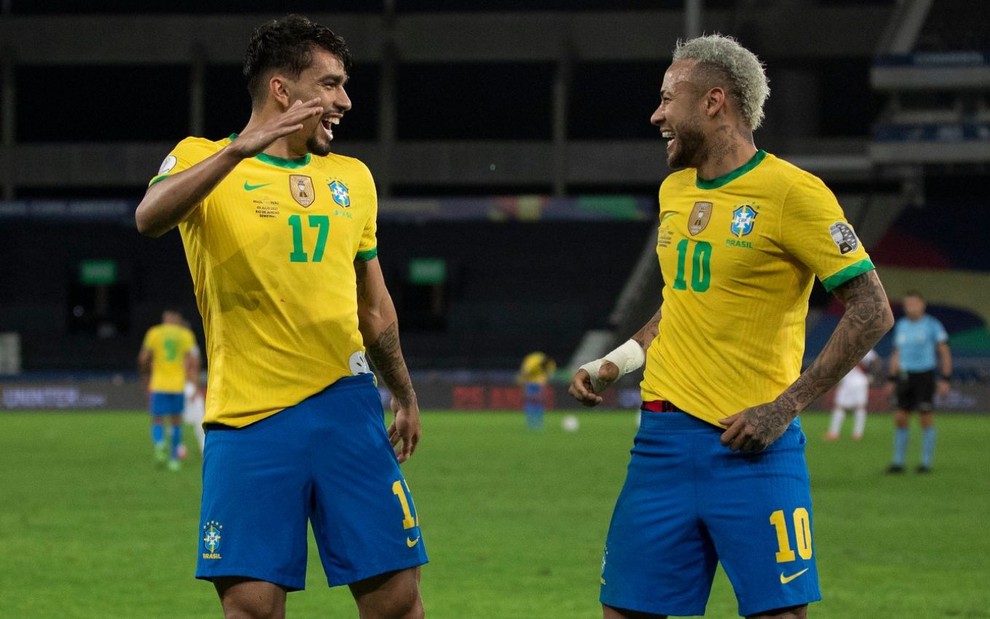 Os jogadores Lucas Paquetá e Neymar Jr. dançam durante partida entre Brasil e Peru na noite de segunda (5) pela Copa América