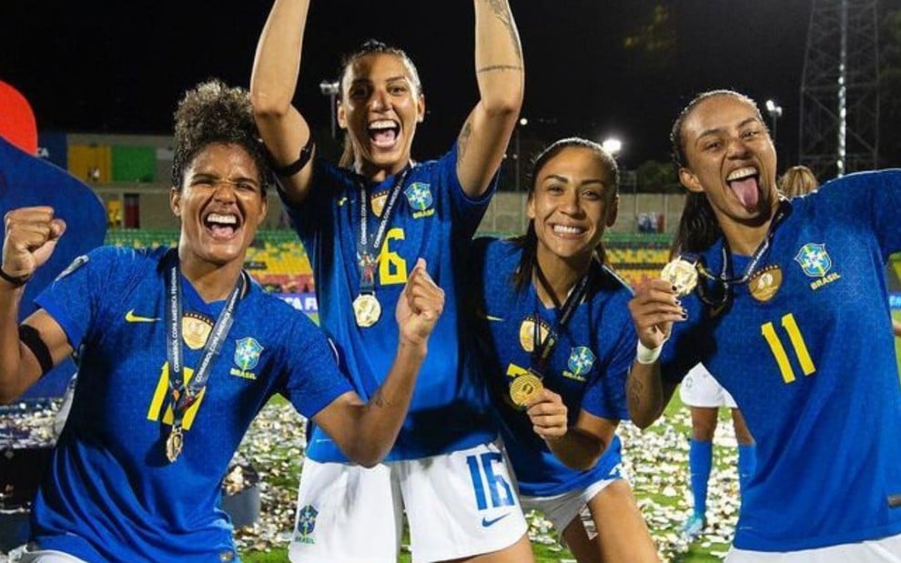 Imagem das jogadoras da Seleção Brasileira comemorando vitória na Copa América