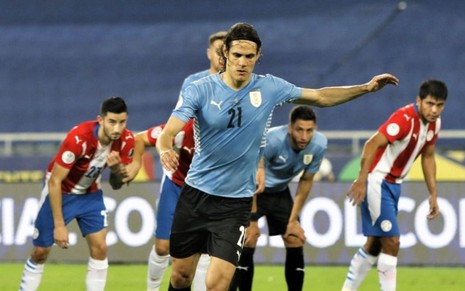 Com uniforme azul do Uruguai, Cavani bate pênalti em jogo da Copa América