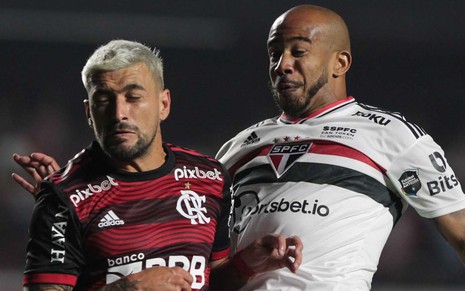 Arrascaeta, do Flamengo, e Patrick do São Paulo disputam a bola durante jogo da Copa do Brasil
