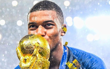 Mbappé, da seleção francesa e PSG, beija taça da Copa do Mundo de 2018 e veste uniforme azul