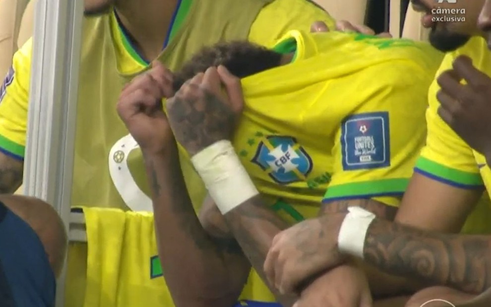 Neymar cries on the Brazil bench (reproduction)