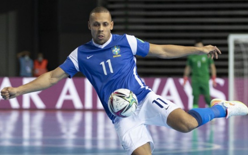 O jogador Ferrão, da Seleção Brasileira de Futsal, chutando a bola em partida válida pela Copa do Mundo de Futsal