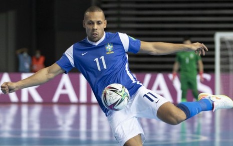 O jogador Ferrão, da Seleção Brasileira de Futsal, chutando a bola em partida válida pela Copa do Mundo de Futsal
