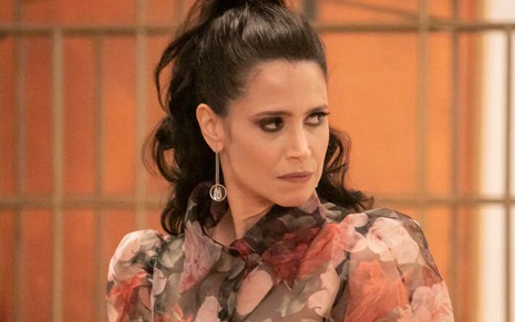 A atriz Mel Lisboa exibe expressão de raiva ao olhar para o lado durante gravação como Regina na novela Cara e Coragem