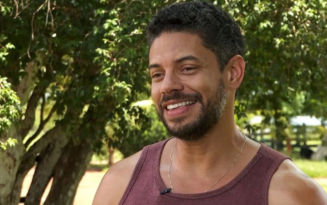 O autor Paulo Lessa sorri caracterizado como Jonatas da novela Terra e Paixão, da Globo