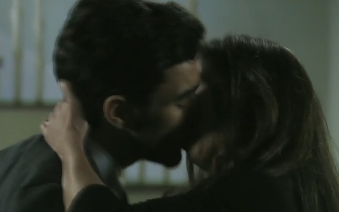Os atores Caio Blat e Marjorie Estiano se beijam em cena de Império