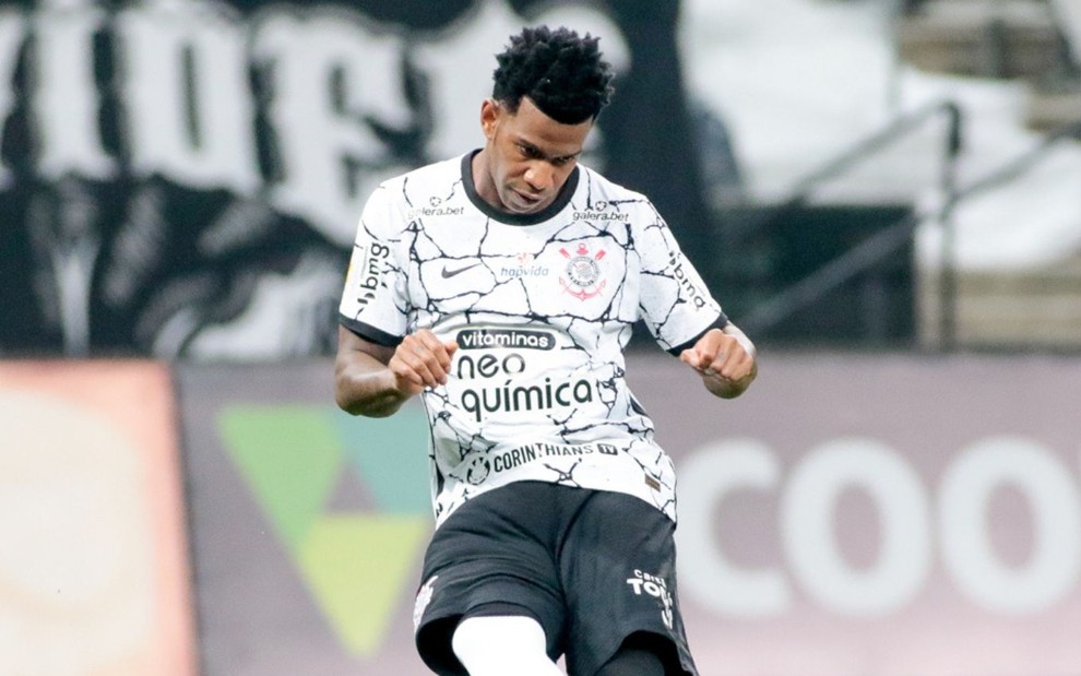 Gil chutando bola em jogo do Corinthians no Campeonato Brasileiro; ele está com camiseta preta e branca