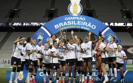 Time feminino do Corinthians comemorando título em 2020